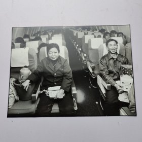 26 黑白老照片 新闻照片 南湖机场最后的航班（转运送工作人员）（19X14cm）