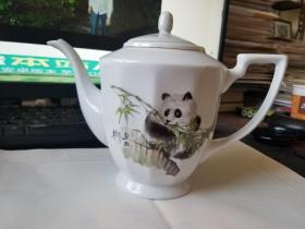 1973年 庄里瓷厂 茶壶（熊猫图）可能是名家绘的