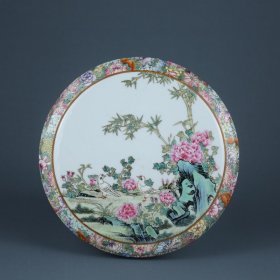 清乾隆 粉彩百花开窗花鸟纹捧盒 高度6cm，直径16.2cm。