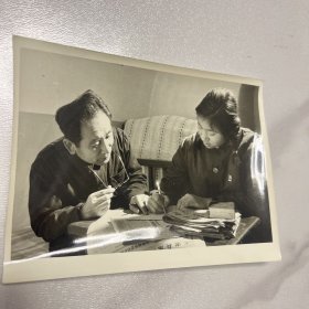 1974年新华社照片：天津市服装二厂老工人姜振卿在女儿的帮助下修改自己的批判文章（编号 YG 3层ZP 16)