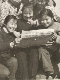建国早期浙江杭州老照片一群看浙江日报和杭州日报的美女(有喜报字样)