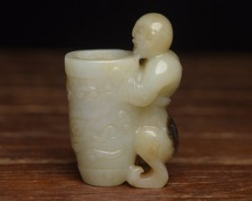 精品收藏，传世玉器，和田人物玉杯 @ 规格: 5.0×3.6×1.8厘米，重 44克。 玉质温润细腻，沁色自然，刀功老道，皮壳包浆一流，雕刻生动，线条流畅，品相完美！