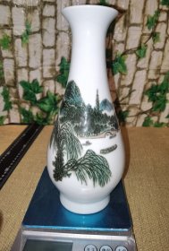 《陶瓷新花瓶摆件》（箱子里从未使用过的普通花瓶/外在有一个旧盒子/尺寸约24厘米*10厘米*10厘米）