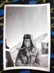 1957年军人在大马拉山顶留念老照片
