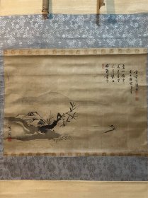 古笔山水画赞茶挂【宙宝宗宇】（1760-1838 ）
江戸后期の临済宗の僧。大徳寺四百十八世。
京都生。宙宝は道号、宗宇は讳、松月老人と号する。
大徳寺四百六世则道宗轨に就いてその法を嗣ぐ。
天保7年仁孝天皇より大光真照禅师の号を赐る。
天保9年(1838)寂、79