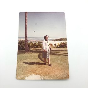 中国第一代钢琴家、曾任中央乐团首席钢琴巫漪丽（1931-2019）签名题赠，1982年赴美国访问演出，于夏威夷火奴鲁鲁（父亲巫振英出生地）摄影照片一件（巫漪丽，祖籍广东河源，祖父巫恩福、祖母李英娇1893年移民美国夏威夷，也是父亲著名建筑师巫振英出生地）