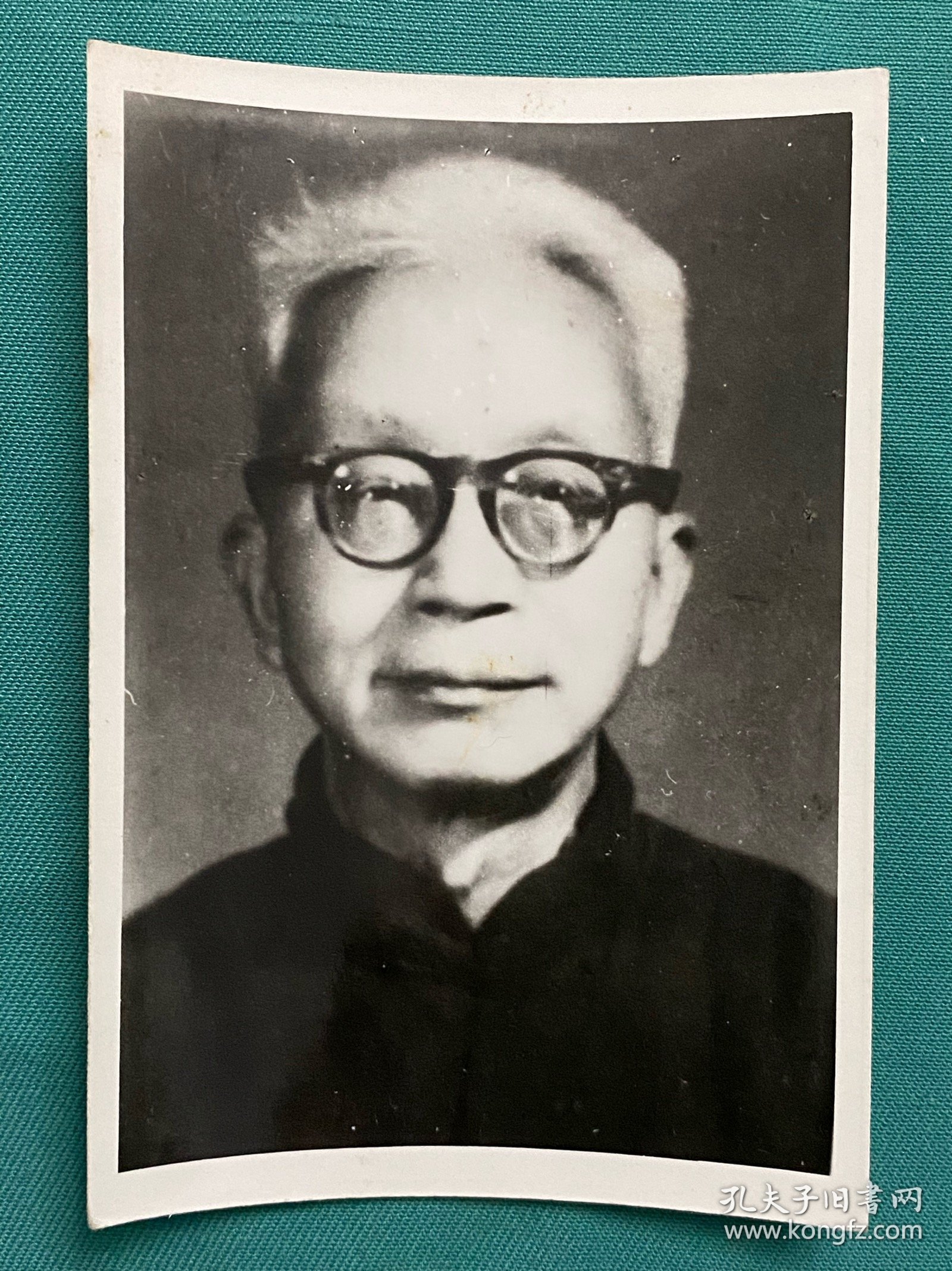 中国作曲家、音乐理论家、教育家刘雪庵 老照片 （Liu Xuean，1905一1985），原名廷玳，笔名有晏如、吴青、苏崖，主要作品有《何日君再来》《流亡三部曲》《长城谣》等。