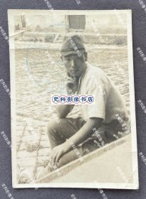 【长治史料】1941年5月21日 山西省沁县“出张”的日军在砖石铺设的大院内留影照一枚（照片使用磨砂面厚相纸）