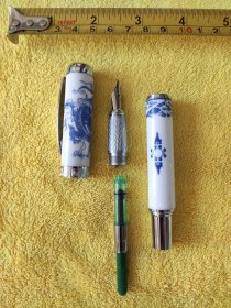 个人收藏青花瓷钢笔及书签一套，老物件，未使用，笔长14.5cm，重57克，笔肚直径1.6cm，手感好。书签长16.5cm，金属材质，不拆卖，详细见图和详细描述。看清拍，不退！