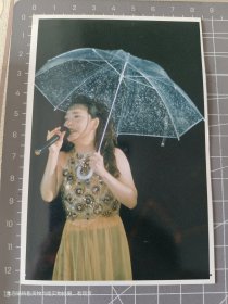 恬妞Tanny Tien Niu本名朱凯莉照片1张，当代歌坛大嘴鳄鱼杂志社原版5寸老照片，实物拍摄有现货，要了可以直接下单。 抽屉5-2-029