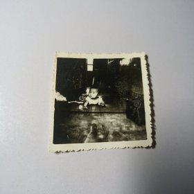 老照片–小男孩趴在凉席上留影（2）