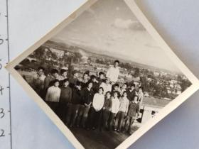 60年代粗辫子美女与帅哥们楼顶合影照片(远处可见昆明乡村美景)(昆明八中毕业学生夏春涛相册)