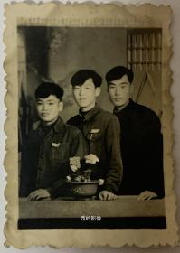 【老照片】三个年轻人照相馆摆拍照