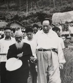 1959年毛主席会韶山祭祖和私塾老师，候波随同拍摄，此为八十年代新华社31厘米大幅新闻展览照片