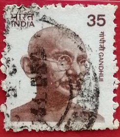 印度邮票 1980年 甘地 小版幅 4-3 信销 （1869年10月2日——1948年1月30日），出生在一个印度教土邦首相家庭。19岁赴英国学习法律。他把印度教的仁爱、素食、不杀生的主张，并吸收了梭伦、尼古拉耶维奇·托尔斯泰等人的思想精髓，形成了非暴力不合作理论。印度国父，甘地主义的创始人。尊称“圣雄甘地”，印度民族解放运动的领导人、印度国民大会党领袖。