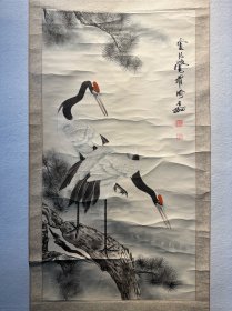 爱新觉罗*瑜嘉， 仙鹤立轴 尺寸：95*50cm、清皇族后裔。早年受家庭的艺术熏陶，擅长工笔花鸟画及动物，传统山水。作品秉承了宫廷院体画的技法，古朴典雅，构图精致，笔墨细致入微....
