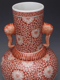 清矾红留白缠枝纹象耳瓶