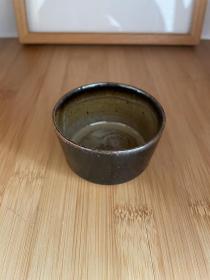 日本回流 茶杯 茶盏 酒杯 酒盏 猪口 酱釉 内底部暗刻图案 歪底部有款 侘寂风格