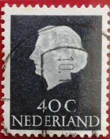 荷兰邮票 1953-1971年荧光版 朱莉安娜女王 20-11 信销 （1909年4月30日-2004年3月20日）1948年至1980年期间的荷兰女王，一生经历了两次世界大战、美苏冷战等世界重大事件。发展经济，致力于王室“平民化”，解决社会不平等，使荷兰成为欧洲最富裕的国家之一，深受人民拥戴。1980年4月30日，朱丽安娜女王在71岁生日的时候宣布自动退位，让位给时年42岁的大女儿贝娅特丽克丝