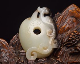 精品高古，和田玉凤佩 规格: 6.7×4.6×1.2厘米，重 50克。 玉质温润细腻，沁色自然，刀功老道，皮壳包浆一流，雕刻生动，线条流畅，品相完美！