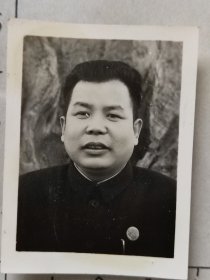 1954年领导干部佩戴中国共产党党徽照片“慰问……解放军……团……第……”