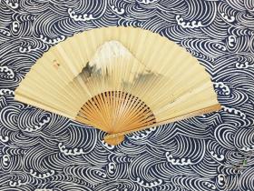 富士  纸扇京扇   设色 栖凤的作品 展幅约35Cm 高18Cm  竹扇骨 保管品 ，扇面小损。
