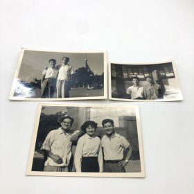 著名小提琴演奏家、中央乐团小提琴首席杨秉荪（1929-2017），同恋人中国第一代钢琴家、曾任中央乐团首席钢琴巫漪丽（1931-2019），五十年代赴朝鲜慰问演出时期，合影照片一组三枚（巫漪丽旧藏）