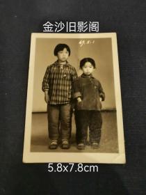 文：.时代影像一《1969  .姊妹俩气质》（5.8x7.8cm)