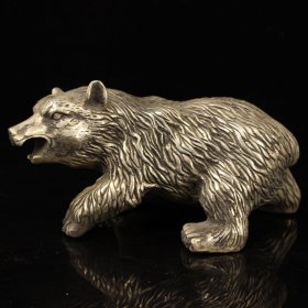 老纯铜纯手工打造鎏银熊     
重1150克  高10厘米  宽20厘米