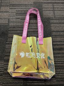 知马文化 定制 unicorn（hangzhou）entertainment 镭射包包购物袋手提袋 粉红色字母拎手绳子
本品无包装，提供简单包装。不议价不包邮，发货后不退换。不包官方小瑕疵和折痕等。