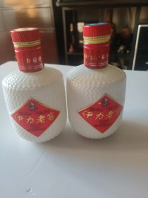一对小空酒瓶
