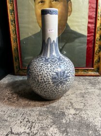 80年代，缠枝天球花瓶一只，口开线