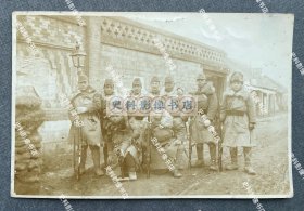 【丹东史料】1937年左右 伪满洲国奉天省宽甸县杨木川镇由日军第1师团步兵第1联队士兵组成的“杨木川警备队”的警备队员在街头贴有布告的机关建筑前合影照一张（尺寸∶9.5*14.5cm）