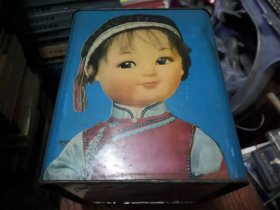 老的铁皮饼干桶～民族娃娃图案，十分漂亮，品相如图，有瘪的地方（图片拍的清楚），十分怀旧。长宽高14*14*16.5厘米