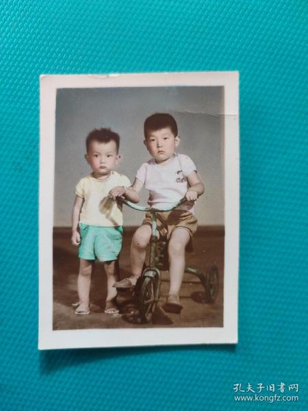 1965年骑童车的兄弟（手工上彩）（规格，7.5cmⅩ5.5cm）