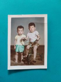 1965年骑童车的兄弟（手工上彩）（规格，7.5cmⅩ5.5cm）