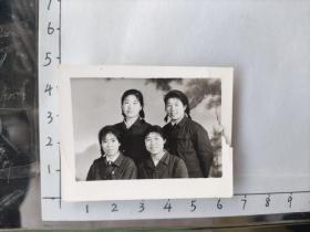 60-70年代四粗辫子美女合影照片