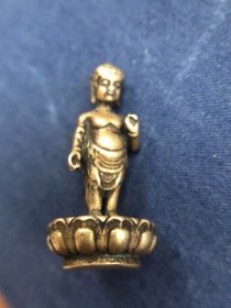 藏传释迦摩尼诞生像小铜摆件，高3.3厘米，径1.3厘米