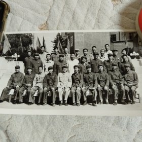 1971年省市领导和长影领导班子与沙家浜主演人员谭元寿、阿庆嫂扮演者洪雪飞、奇袭白虎团主角严伟才扮演者宋玉庆合影留念。