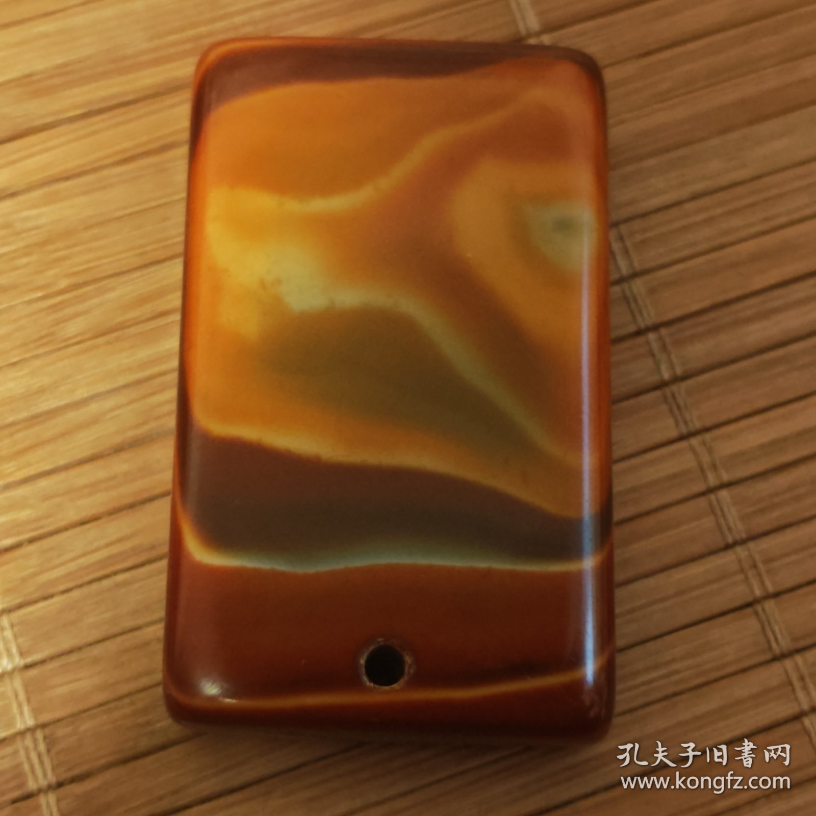 天然玛瑙狐狸头牌饰图案一块放漏出