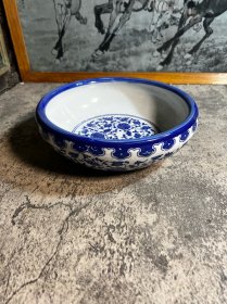 现代青花笔洗一只