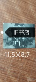 民国美女苏曼意1965年在烈火中永生的照片，导演水华，前排小姑娘方舒，二排于蓝饰江姐，项堃饰徐鹏飞，其夫人阮斐，中间的是双枪老太婆胡朋，蔡松龄儿子蔡安安，王心刚、很多民国名人。