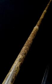 梅鹿竹一根，尺寸：104x1.8cm。
