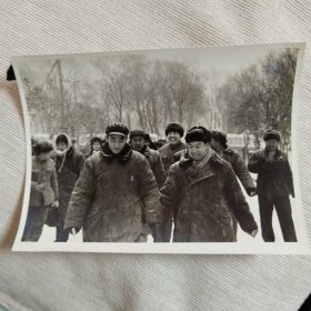 十分罕见老照片。1971年样板戏沙家浜郭指导员主角扮演者谭元寿大师与样板戏奇袭白虎团严伟才扮演者宋玉庆同框。十分珍贵。