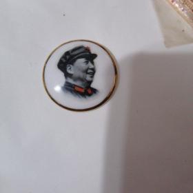 毛主席瓷像章
背面写了毛泽东思想胜利万岁…