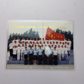 24 彩色照片 武汉市育才高中高一（10）班军训合影留念2001.8（18X13cm）过塑