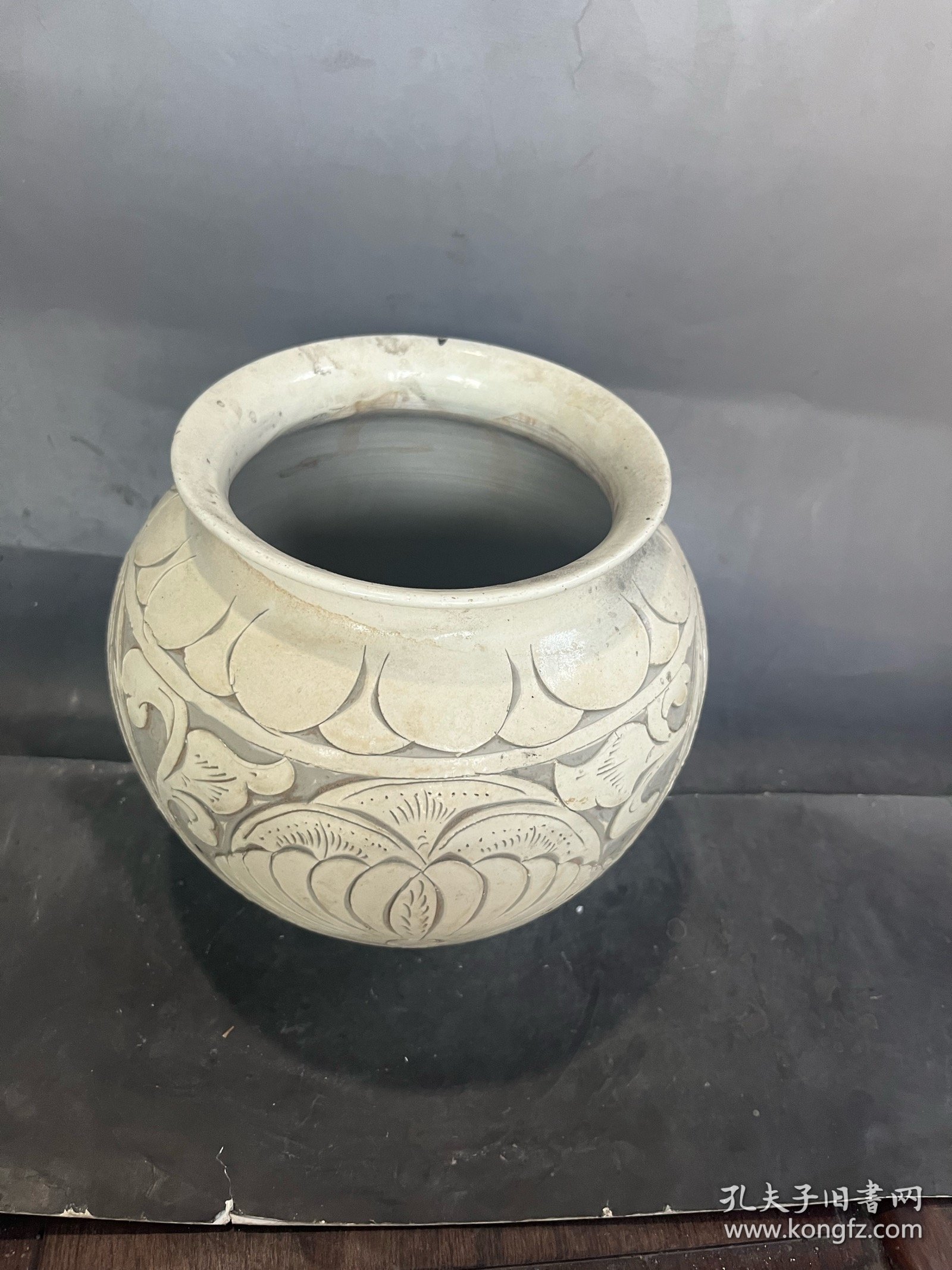 磁州窑白釉刻花罐