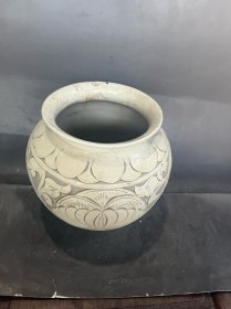 磁州窑白釉刻花罐