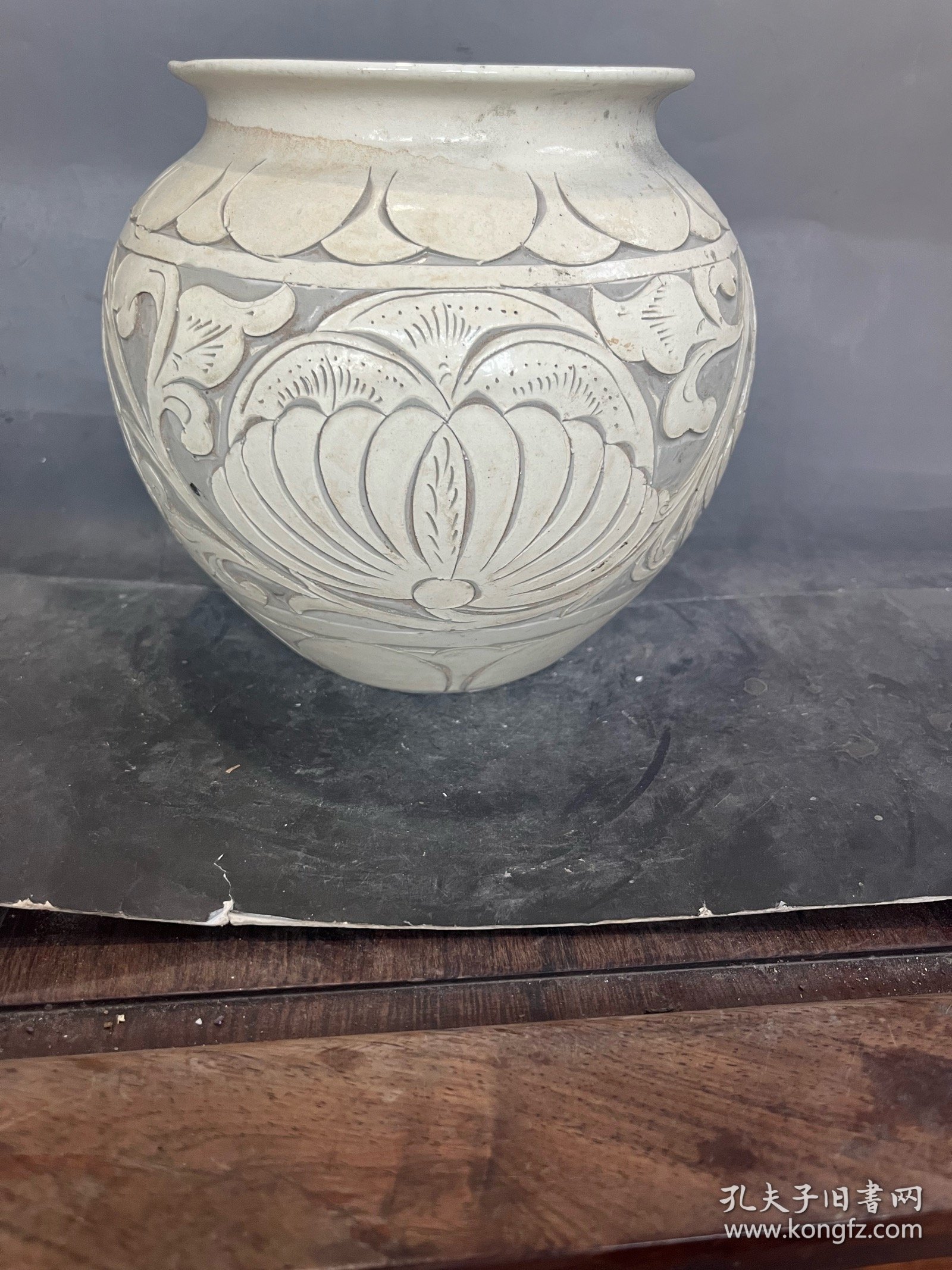 磁州窑白釉刻花罐