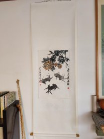 著名齐派画家齐良迟(白石四子），卢光照合作菊蟹图轴，画心尺寸45/69CM。全绫装裱，品相完整。寓意八方来财，富甲一方，健康长寿。